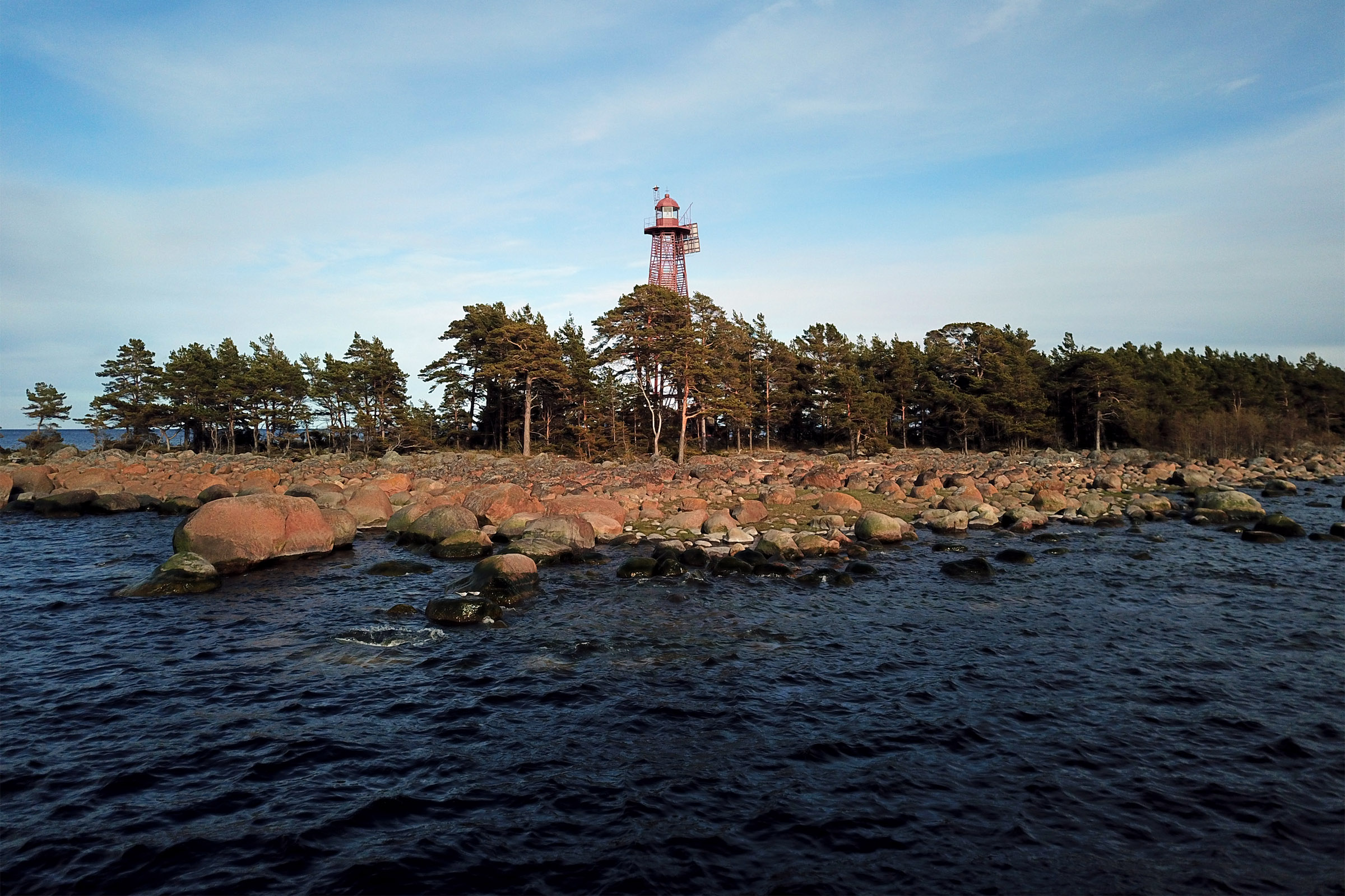 Название островов финского залива. Остров Лавенсари финский залив. Остров мощный (Лавенсари) в финском заливе. Остров с маяком в финском заливе. Остров Сескар в финском.